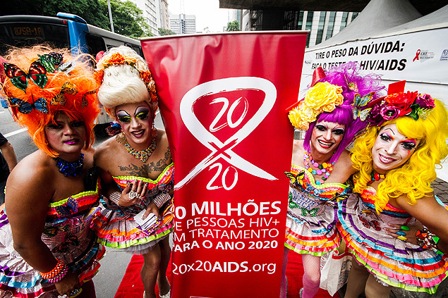 Dupla distribui camisinha no Dia Mundial de Luta Contra a Aids no centro São Paulo