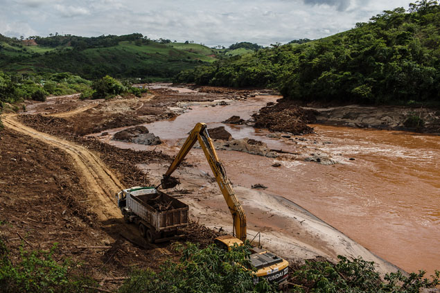 Limpeza das margens do rio Doce na cidade de Rio Doce (MG)