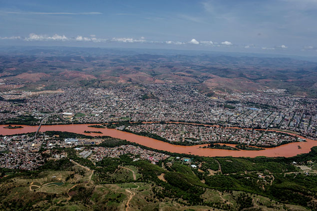 Governador Valadares (MG), cortada pelo rio Doce; cidade tem a maior população urbana na rota da lama 