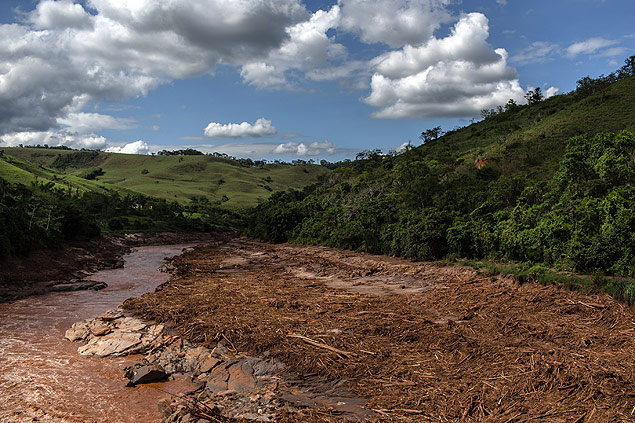 O rio Doce em trecho na cidade homnima que recebeu destroos da tragdia de Mariana (MG)