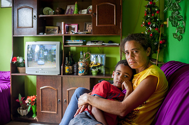 Roseli Gomes, que está com marido desaparecido, e o filho, Pedro Emanuel, 5