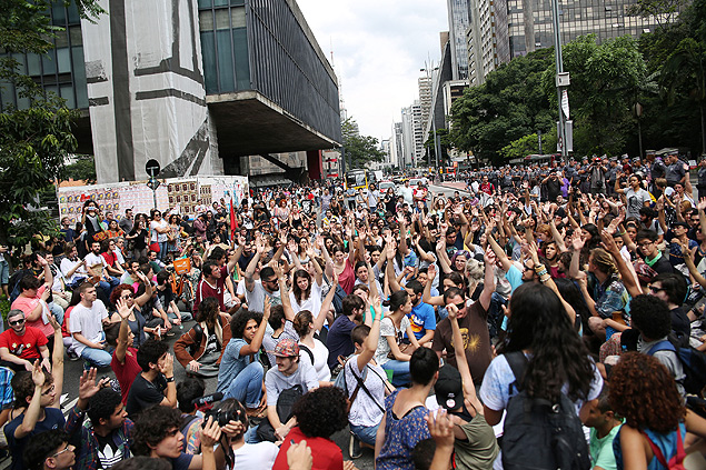 Protesto de estudantes na Avenida Paulista em So Paulo, SP, neste sbado (5)