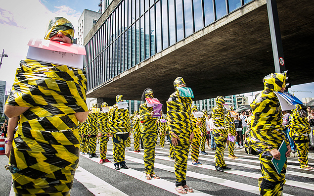 Estudantes da Escola Estadual Maria Jos fazem uma performance em frente ao Masp, na Av. Paulista