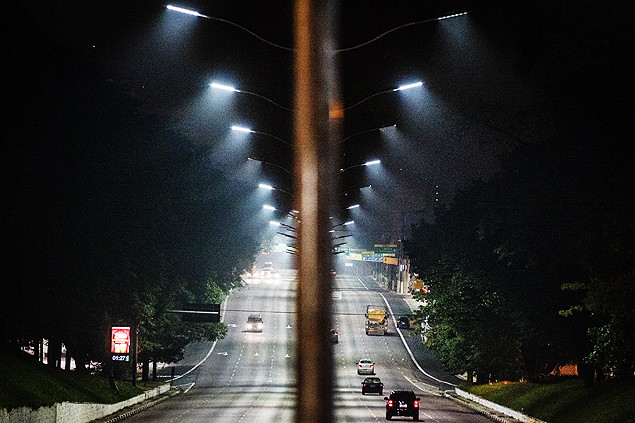 Em 2014, prefeitura trocou antiga iluminação da avenida por lâmpadas de LED
