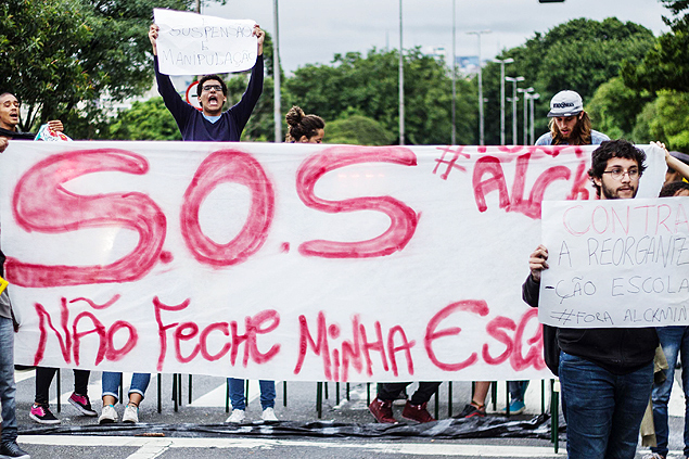 Estudantes protestam na rodovia Raposo Tavares contra fechamento de escolas