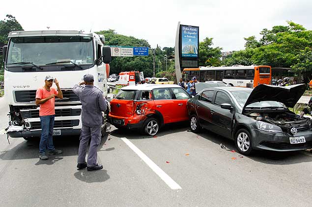 Acidente na rodovia Raposo Tavares; caminho-tanque perdeu o controle e acabou atingindo trs carros e outro caminho