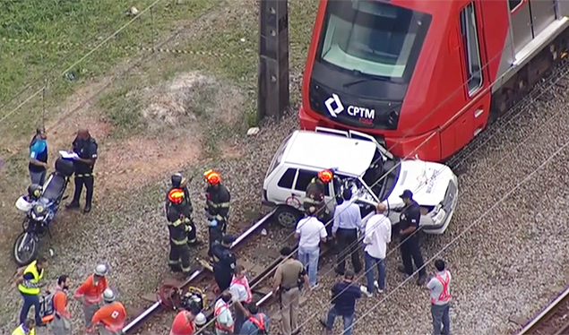 Carro invade trilho,  atingido por trem na regio de Itapevi, na Grande So Paulo