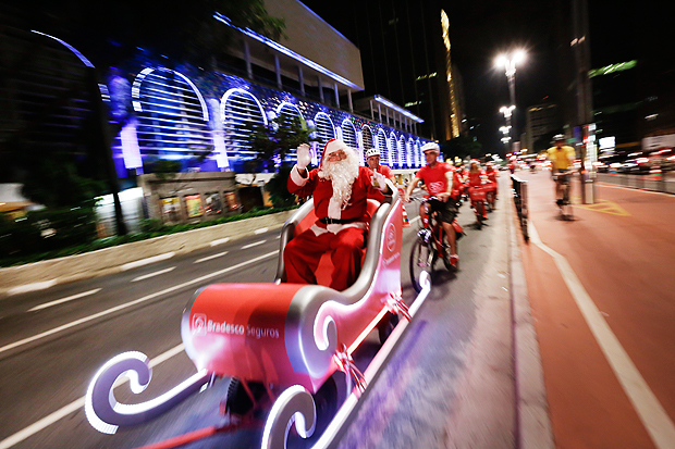 Papai Noel passeia na ciclofaixa de Natal, na avenida Paulista 