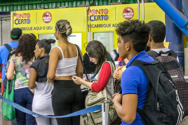Passageiros em fila na estao Palmeiras-Barra Funda para recarregar o Bilhete nico