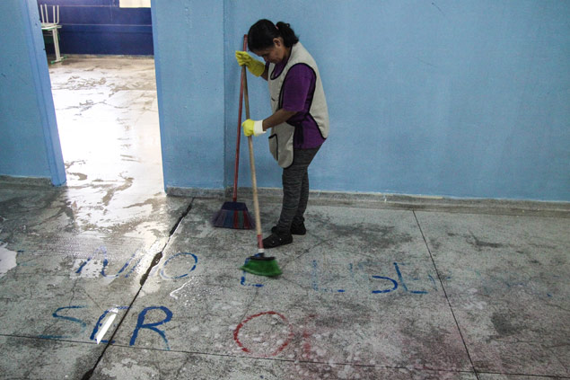 Funcionria limpa escola estadual Salvador Allende, na zona leste de So Paulo
