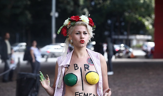 Estudante Sara Winter, 19, primeira integrante do Femen no Brasil, da entrevista ao "TV Folha" no vao livre do Masp, em Sao Paulo. REPRODUCAO/TV FOLHA ***ESPECIAL*** <M> ***DIREITOS RESERVADOS. NO PUBLICAR SEM AUTORIZAO DO DETENTOR DOS DIREITOS AUTORAIS E DE IMAGEM***</M>