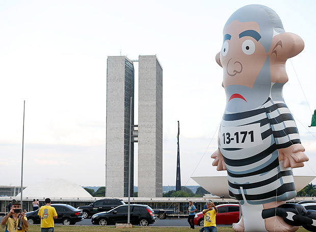 O boneco conhecido como Pixuleco numa das manifestações pelo impeachment da presidente Dilma