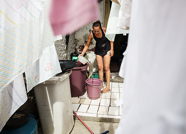 SAO PAULO, SP, BRASIL - 10-12-2015: Silvia Oliveira, 37, moradora do bairro da Penha, zona leste de SP, mostra como guarda agua para lavar a roupa. Mesmo com as chuvas acima da media, moradores sofrem com a falta dagua. (Diego Padgurschi /Folhapress - (COTIDIANO) ***EXCLUSIVO***