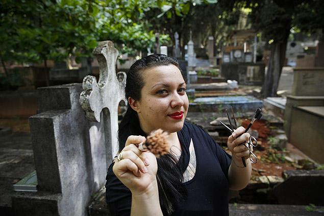 Nina Maluf com seus utenslios de trabalho no cemitrio do Ara, em So Paulo