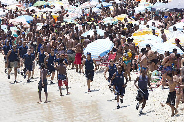 O domingo no Rio teve praia cheia e confuso no Arpoador, com roubo e correria aps um incio de briga