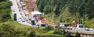 Trânsito de fim de ano na rodovia Tamoios sentido litoral – Avener Prado/Folhapress Trânsito de fim de ano na rodovia Tamoios sentido litoral – Avener Prado/Folhapress