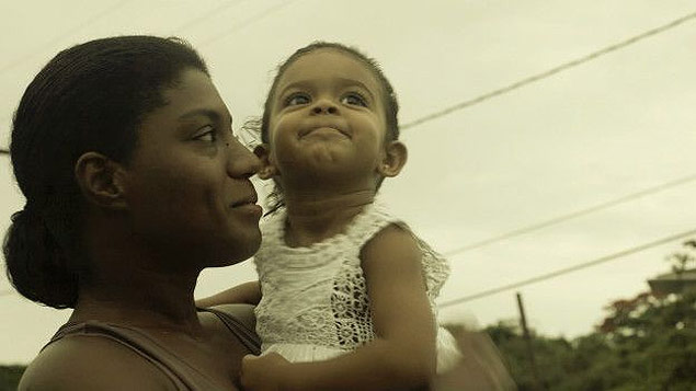Mães como Monique (foto) reclamam de solidão e dificuldades financeiras durante período final da gestação, em Recife