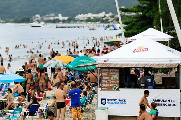 A prefeitura de Florianpolis voltar a regular as marcas de cerveja vendidas nas praias