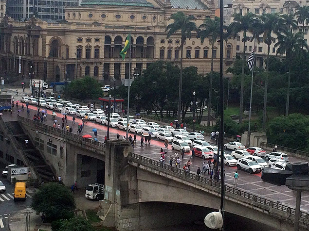 Taxistas protestam no viaduto do Ch, regio central de So Paulo