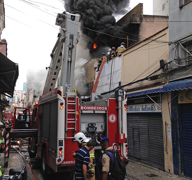 Bombeiros combatem incndio em loja no centro do Rio; municpios no podero cobra taxa de incndio 