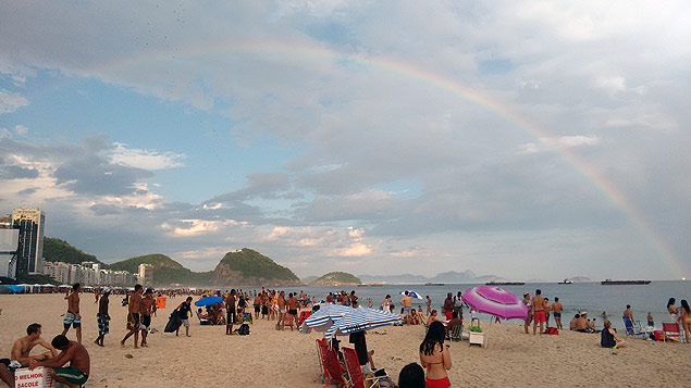 Noite de rveillon no Rio comea com chuva e arco-ris DO RIO A noite de rveillon na praia de Copacabana, zona sul do Rio, comeou com chuva e arco-ris.