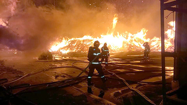Bombeiros combatem incndio em fbrica de papel e celulose na zona leste de SP 