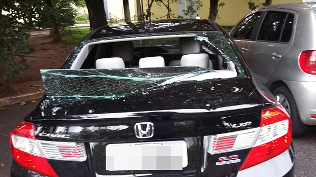 Carro de motorista do Uber fica destrudo aps ser depredado por taxistas em SP