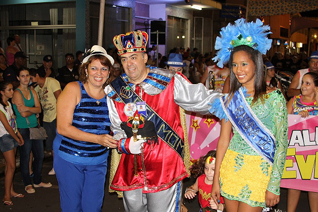 Legenda: Rei Momo e rainha do Carnaval de Porto Ferreira em 2015 Crédito: Divulgação/Prefeitura de Porto Ferreirahttps://comunicacaoportoferreira.wordpress.com/2015/01/16/inscricoes-para-rei-momo-e-rainha-do-carnaval-2015-continuam-abertas-na-cultura/