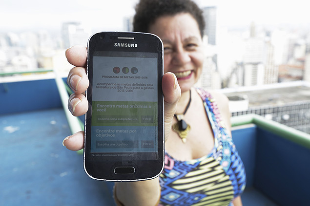 Dora Lima, 61, usa o aplicativo De Olho nas Metas para monitorar as promessas da gesto Haddad