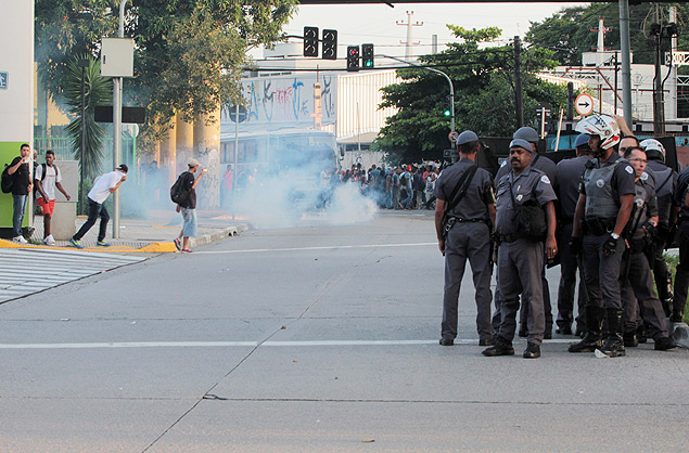 Polcia Militar usou bombas de efeito moral para dispersar passageiros em Pirituba, zona norte