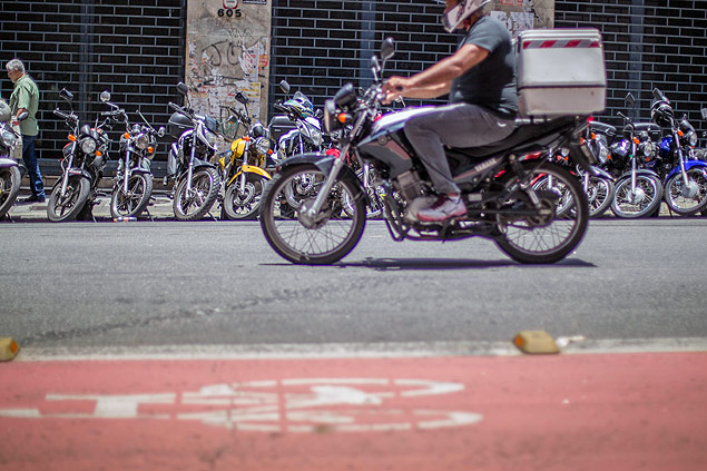 Local de Zona Azul para estacionamento de motos em SP; prefeitura estuda cobrar pela vaga
