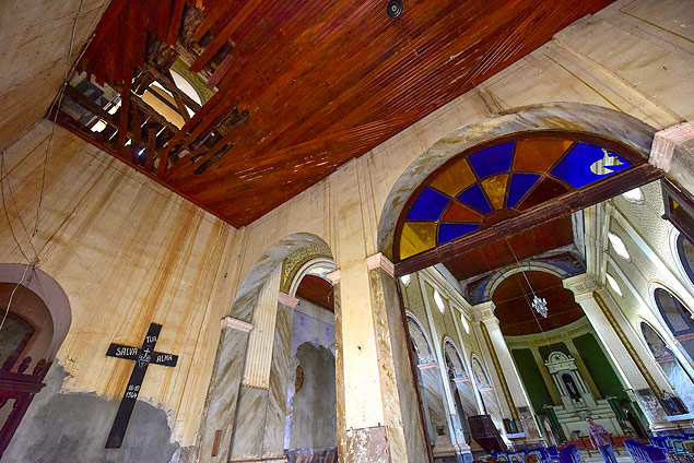 Buraco no teto de igreja construda em 1882 no Vale do Paraba, So Paulo