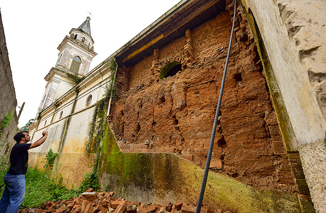 Parede da igreja de Santa Cruz, em Redeno da Serra (SP), desabou aps fortes chuvas