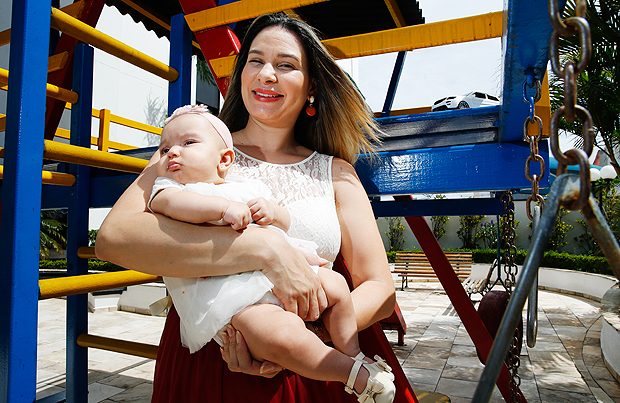 Erika Thomei Magnoli, 37, com a filha Lara, de cinco meses, operada ainda na barriga