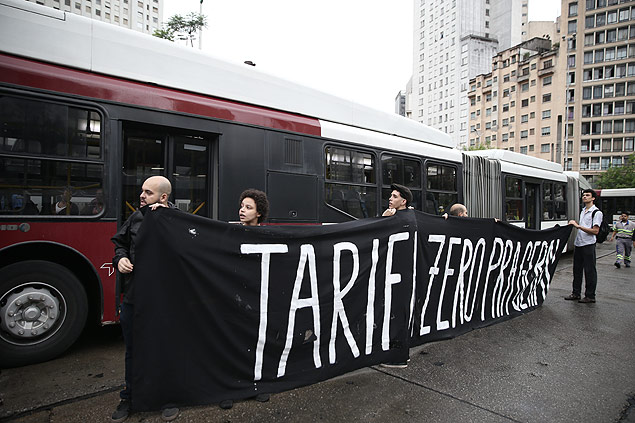 Manifestantes bloqueiam acesso de ônibus ao terminal Bandeira, no centro de SP