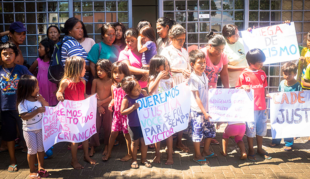 ndios fazem manifestao contra morte de criana de 2 anos em Santa Catarina