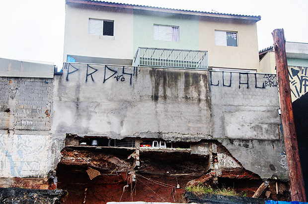 Seis casas so interditadas pela Defesa Civil aps queda de muro de arrimo na zona leste
