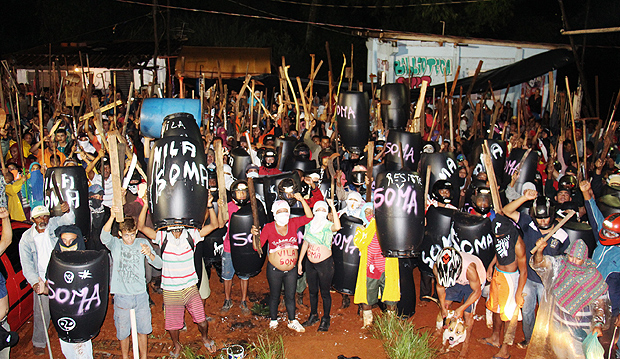 Moradores da Vila Soma armam-se para resistir à ação da PM de reintegração de posse 