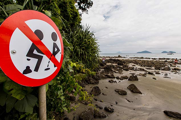 Associao de moradores instala placas anticoc e antixixi na praia da Baleia, no litoral paulista