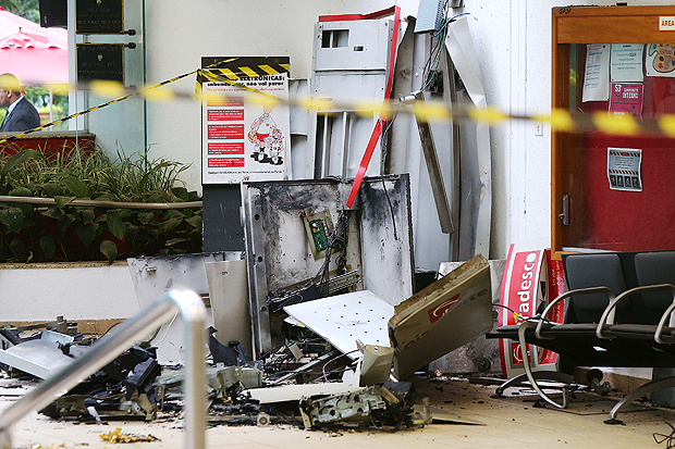 Criminosos explodem caixa eletrnico dentro do estdio do Morumbi