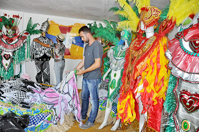 Henrique Araujo, diretor de Carnaval da Mocidade Alegre, de Juiz de Fora (MG), em meio s fantasias j prontas que ficaro um ano guardadas