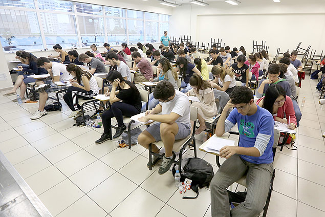 Jovens fazem prova da Unicamp em unidade da Unip Vergueiro, zona sul de So Paulo