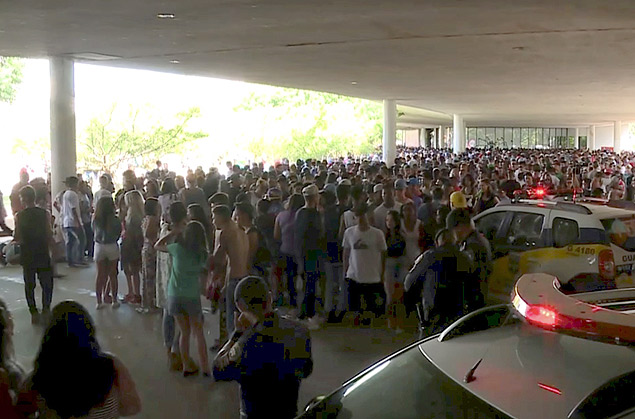 Rolezinho reuniu 12 mil pessoas na marquise do Ibirapuera neste domingo (18)