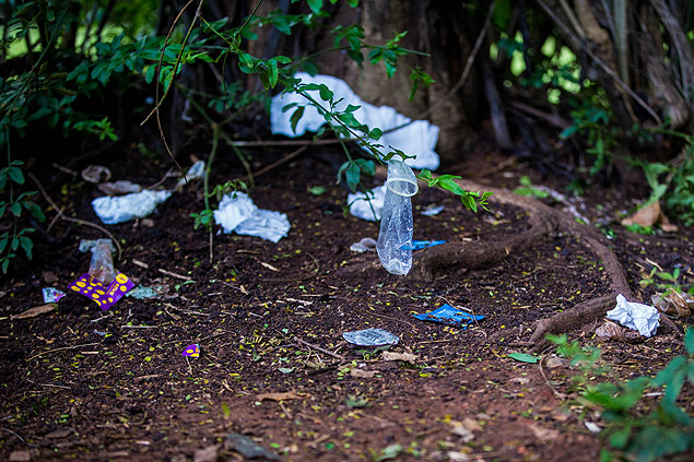 Preservativos espalhados no cho do parque Ibirapuera (zona sul de SP), em um dos locais onde foi relatado estupro