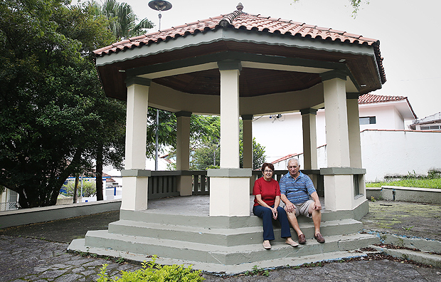 Jose Carlos Del Vigna e a esposa Helena, moradores da Vila Fiat Lux, bairro da zona oeste