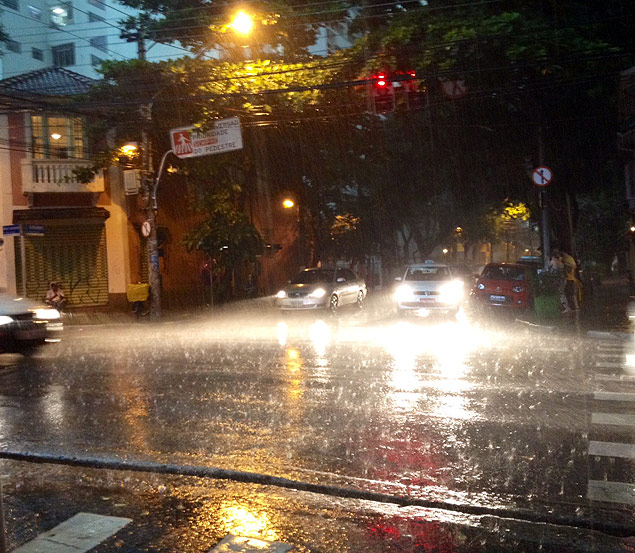 15:30hs. Chuva forte, o dia virou noite em Pinheiros, em So Paulo