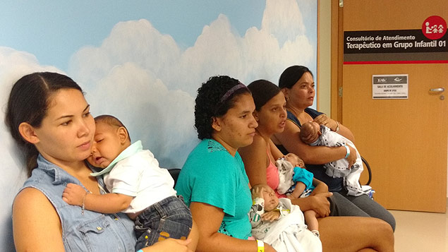 Mes de bebs com microcefalia esperam atendimento no Recife; PE tem maior nmero de notificaes