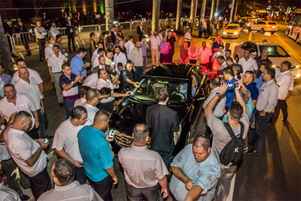 Taxistas provocam tumulto ao abordar carros pretos que param em frente ao hotel Unique, nos Jardins