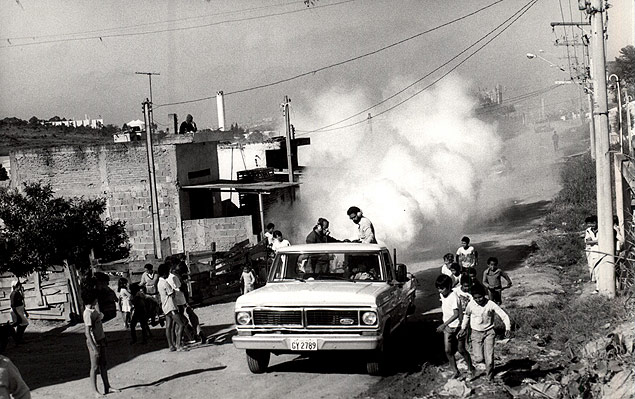 Agentes dedetizam, em 1986, ruas do bairro Jardim Nova Cumbica, em Guarulhos (SP), para combater o aedes aegypti