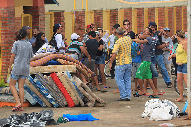 Houve tumulto durante desocupação do Colégio Ismael de Jesus da Silva, em Goiânia